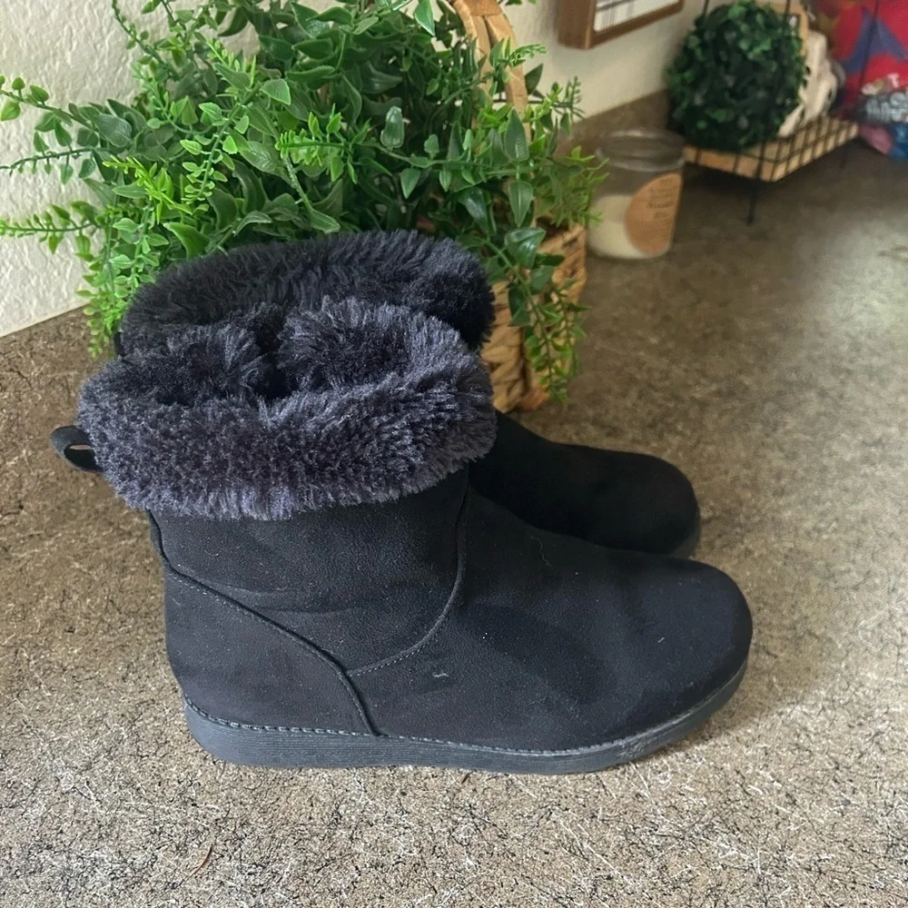 Cat & Jack Size 3 Black Faux Fur Size up boots